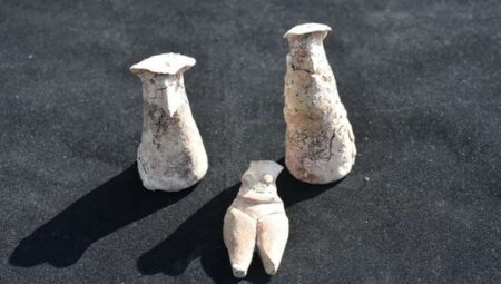 İzmir’deki kazılarda milattan önce 5 bin 700 yılına tarihlenen figürinler bulundu