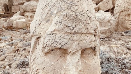 Nemrut Dağı Tümülüsünde El Değmemiş Bir Mezar