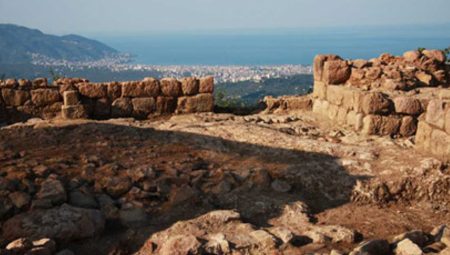 Sanki arkeoloji hocası değil de Belediye İmar Müdürü