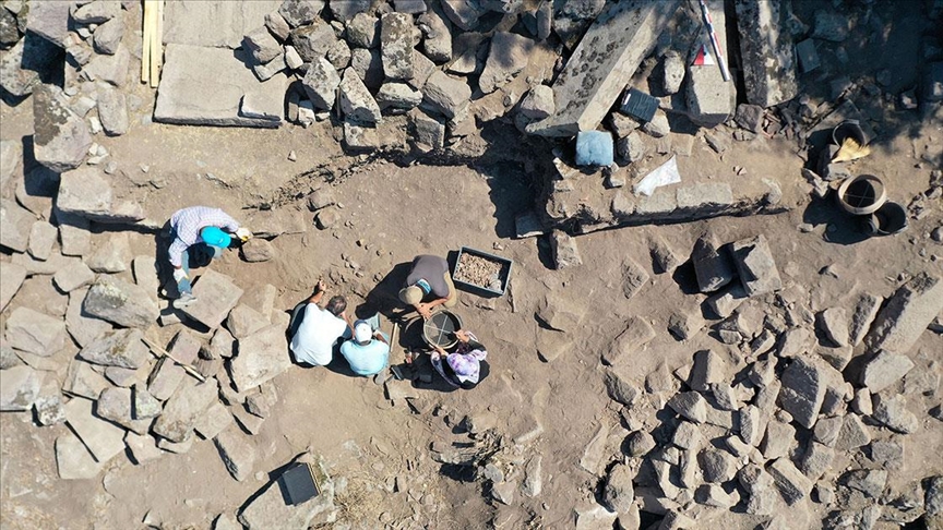Aigai Antik Kenti'nde Demeter Tapınağı Ortaya Çıkarılıyor: Binlerce Minyatür Hydria Bulundu