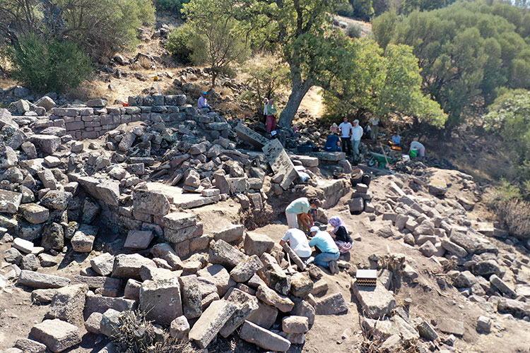 Aigai Antik Kenti'nde Demeter Tapınağı Ortaya Çıkarılıyor: Binlerce Minyatür Hydria Bulundu