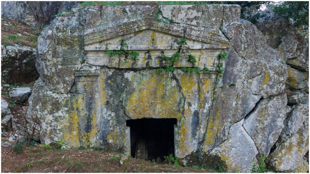 2.500 Yıllık Dor Düzenli Kaya Mezarı 