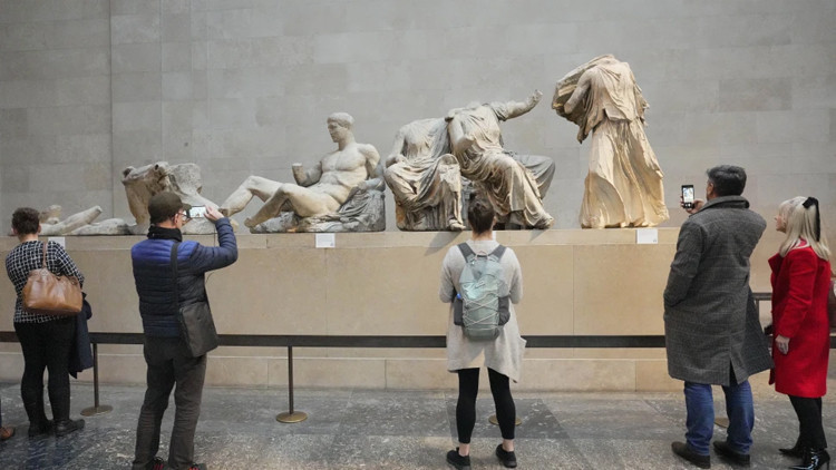 İngiltere, ‘Korumak için’ diye çaldığı tarihi yok ediyor