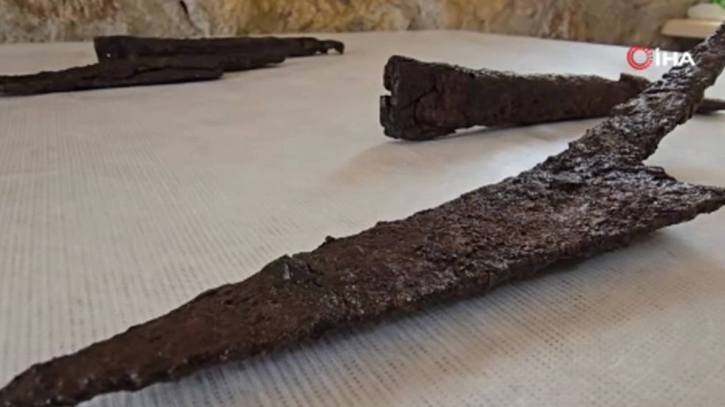 Antik kazıda 1500 yıllık bıçak seti bulundu