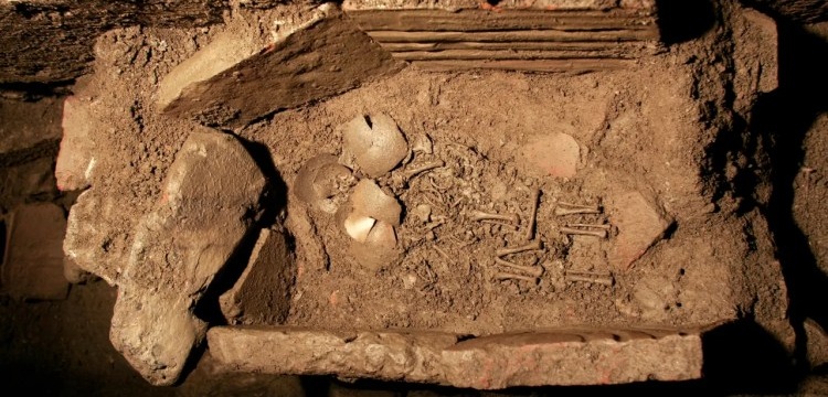 Artemis Tapınağında ikiz bebek mezarı bulundu