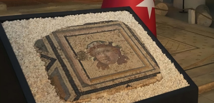 Çingene Kızı Mozaiği’nin 13. Paneli Zeugma’ya Döndü