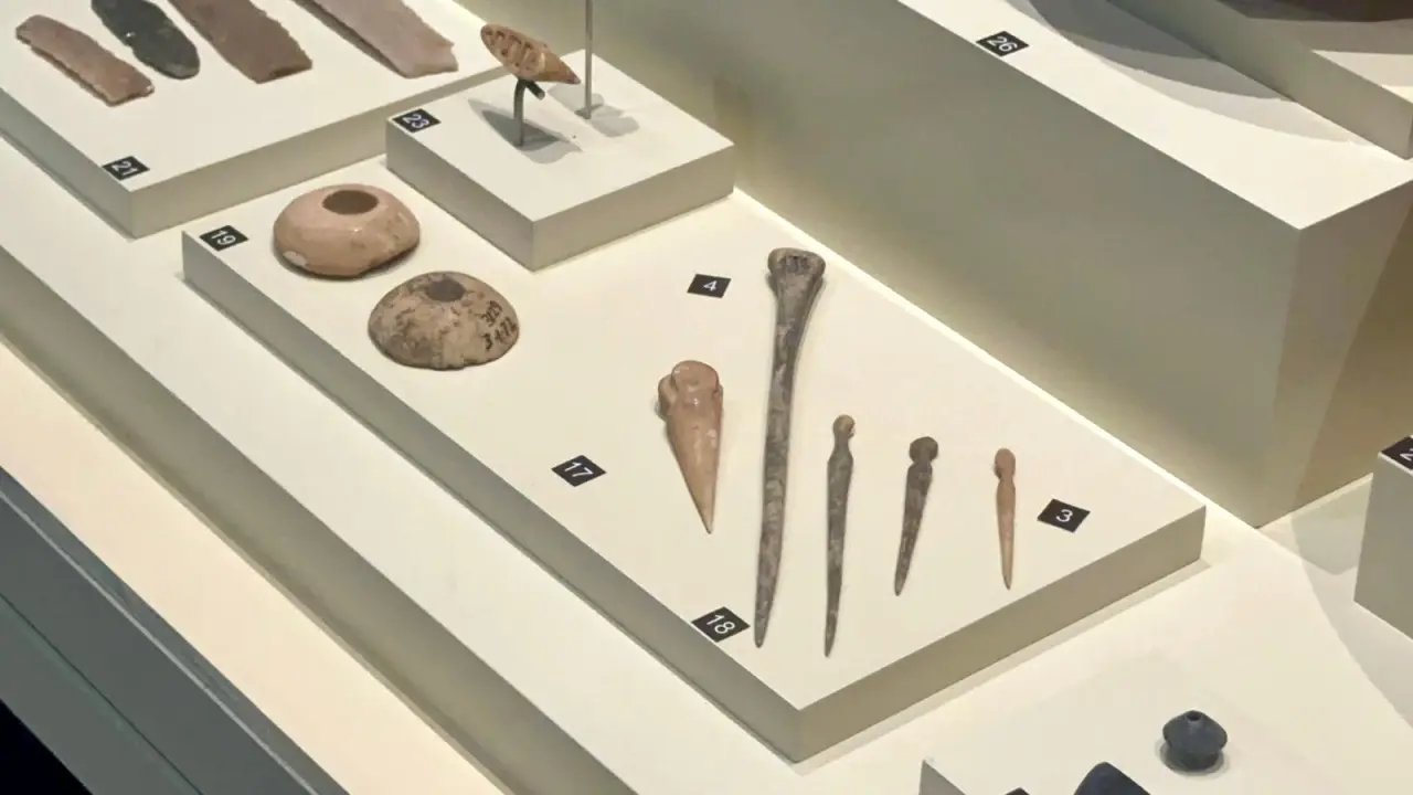 Malatya Arkeoloji Müzesi 2026 teşhirinde metal ve arkeolojik küçük buluntular