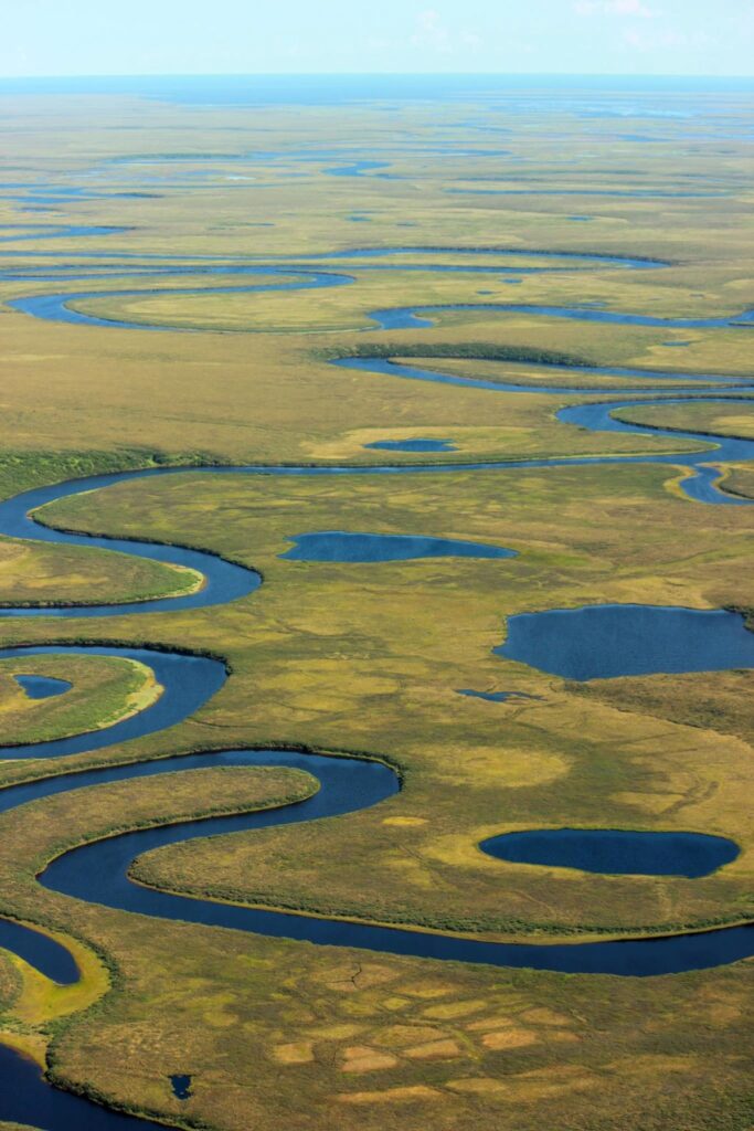 Alaska Bering Land Bridge bölgesinde permafrost çözülmesi ve kıyı erozyonu görülen peyzaj
