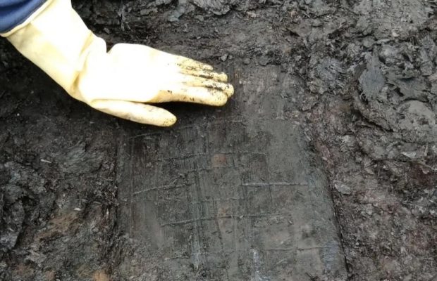1.000 Yıllık Ekmek Küreğinin Üzerine Dokuz Taş Oyunu Çizilmiş